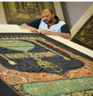 نماذح من ترميم أستار باب الكعبة المشرفة (مطرزة بخيوط الذهب والفضة) — 125×200 سم — 1