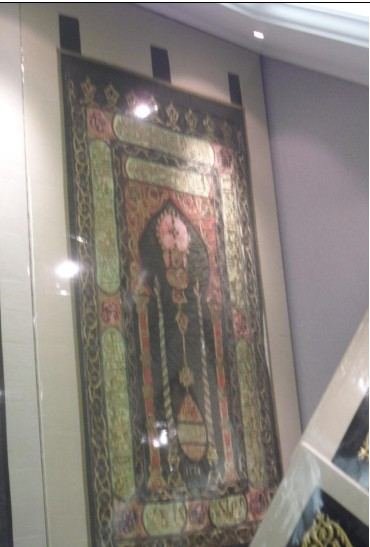نماذح من ترميم أستار باب الكعبة المشرفة (مطرزة بخيوط الذهب والفضة) — 147×270 سم — 2