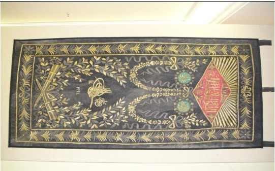 نماذح من ترميم أستار باب الكعبة المشرفة (مطرزة بخيوط الذهب والفضة) — 128×254 سم — 2