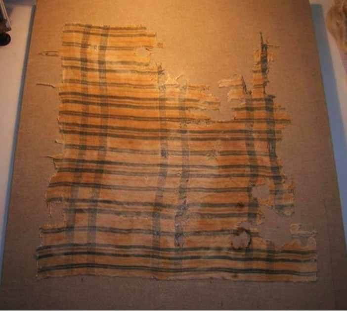 نماذج من ترميم منسوجات آثرية في حفائر تونة الجبل — البعثة المشتركة (جامعة القاهرة ومعهد ميونخ للآثار — نسيج من العصر البطلمي — 2